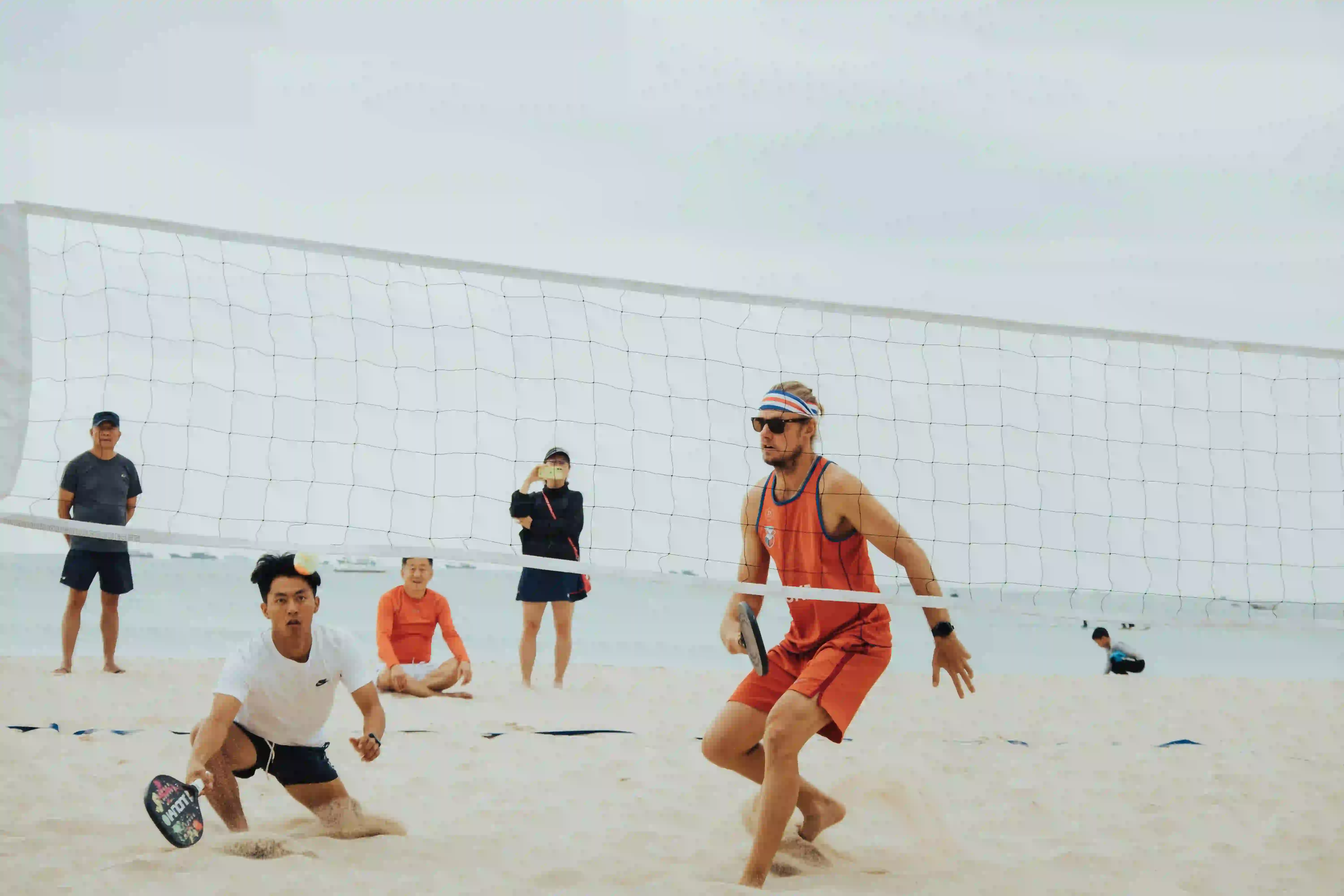 Quadra de beach tennis com rede oficial e linhas demarcadas na areia